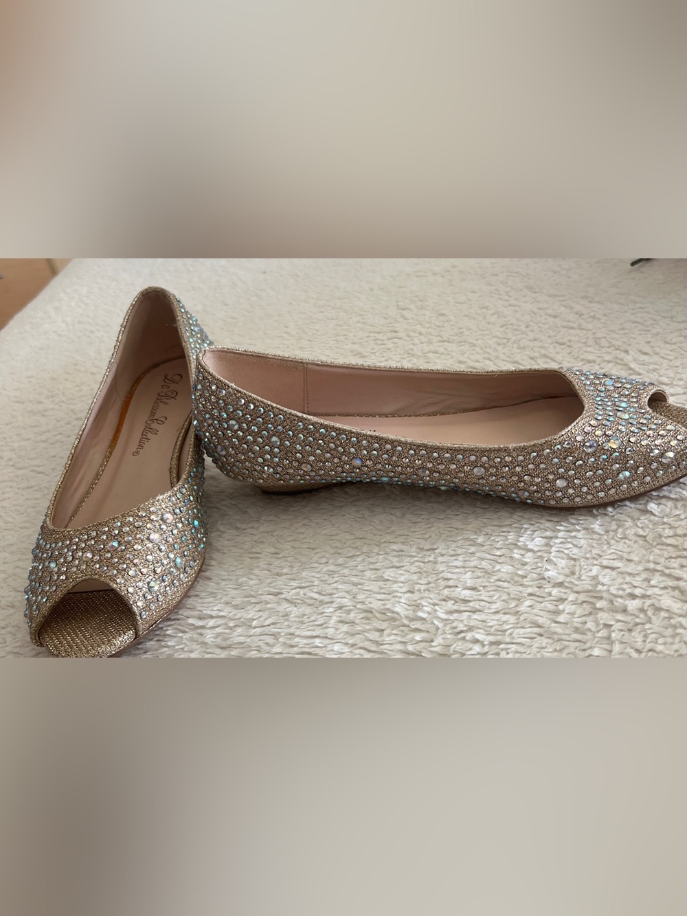 De Blossom Collection champagne color sparkly dress shoes size 6